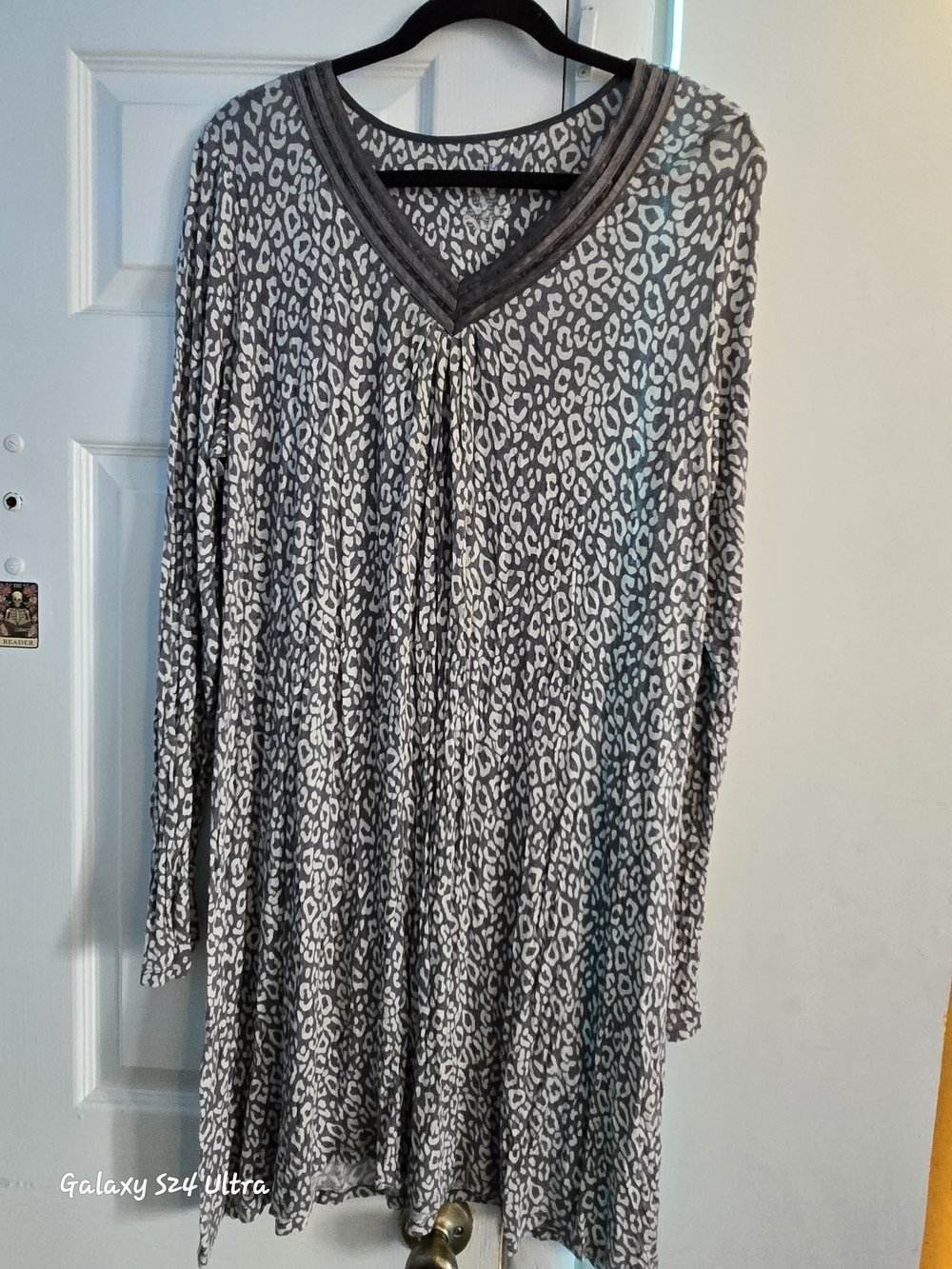 Women’s Grey Leopard-Print Long Sleeve V-Neck Dress Size XL